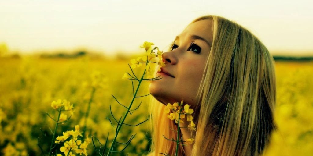 UNA MUJER CRISTIANA MIRANDO AL CIELO