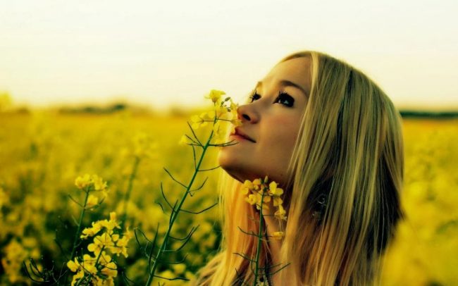 UNA MUJER CRISTIANA MIRANDO AL CIELO