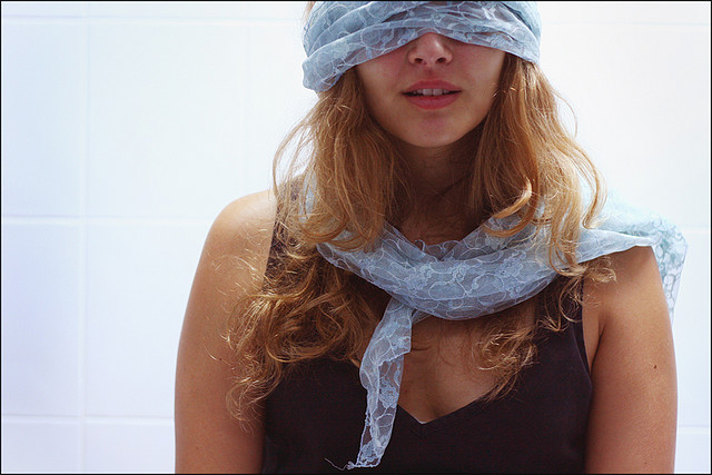 mujer-con-ojos-vendados